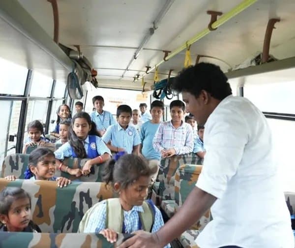 విద్యార్థులతో ఎమ్మెల్యే ప్రయాణం