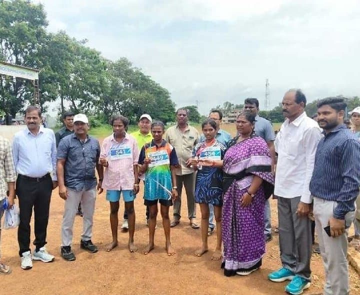 విద్యార్థులు క్రీడలపై దృష్టి పెట్టాలి: సీతక్క
