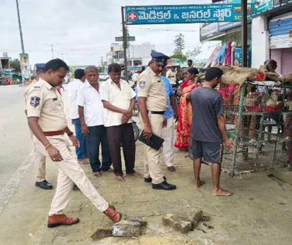 ట్రాఫిక్ ఆక్రమణలపై ఎస్ఐ హెచ్చరిక