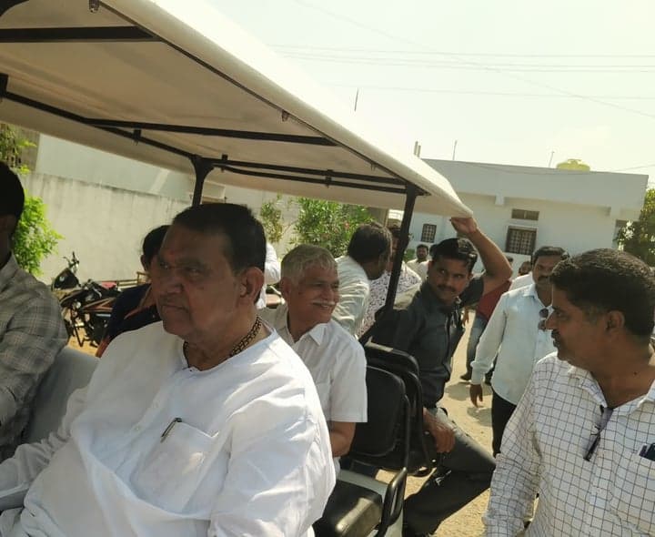 జర్నలిస్ట్‌ వరప్రసాద్‌ను పరామర్శించిన నేతలు - Udayam