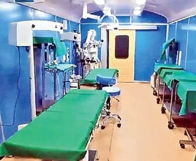 పట్టాలపై ఆసుపత్రి.. రైలులోనే