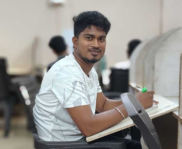 కష్టాల కడలలీ... కుమారుడికి కొలువు