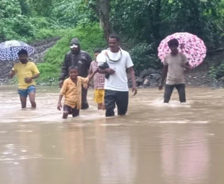 వాగు దాటితేనే బడి దారి