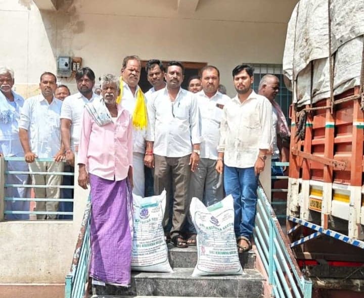 మొలగవల్లిలో శనగ విత్తనాల పంపిణీ - Udayam