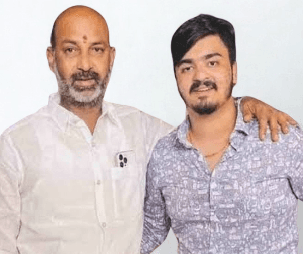 రూ. 5 కోట్లు కావాలని బ్లాక్‌మెయిల్: కేంద్ర మంత్రి కుమారుడు హనీట్రాప్ బాధితుడా?