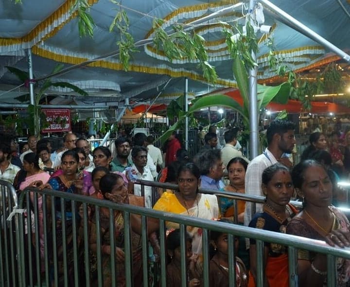 దుర్గమ్మ దర్శనానికి పోటెత్తిన భక్తులు