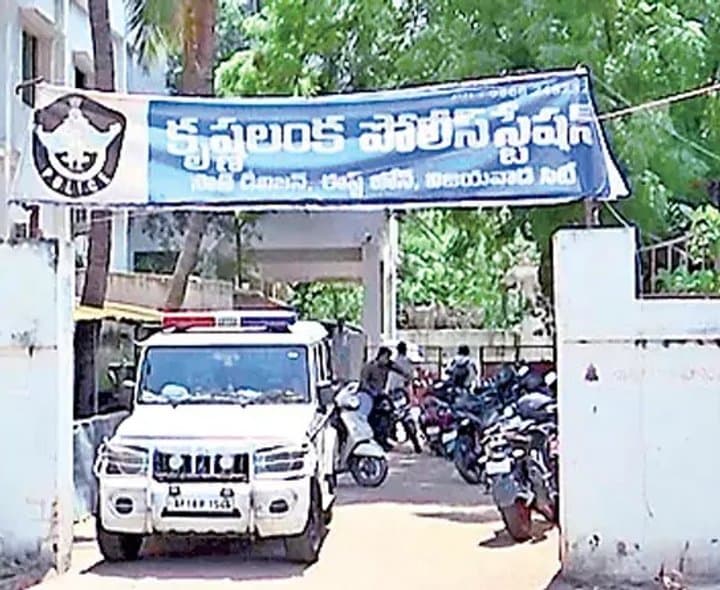 సాయికృష్ణ కేసు నిందితుడు సురేశ్ కోసం సిట్ గాలింపు