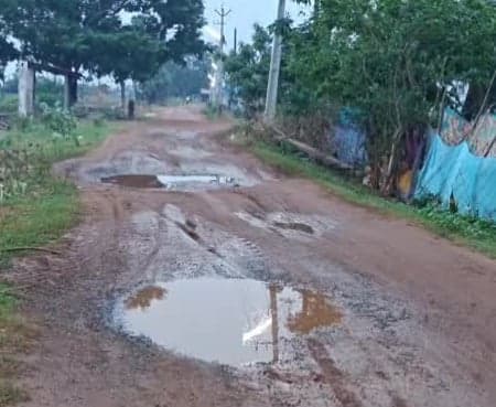 అన్నవరం-మంగళాపురం రోడ్డుకు మరమ్మతులు చేపట్టాలని వినతి - Udayam