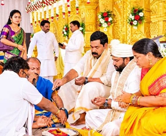 పెళ్లిపెద్దగా ఎమ్మెల్యే నాగరాజు