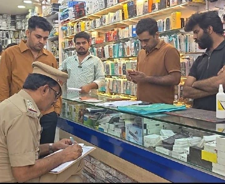 మొబైల్ షాపుల్లో తనిఖీలు.. కేసుల నమోదు