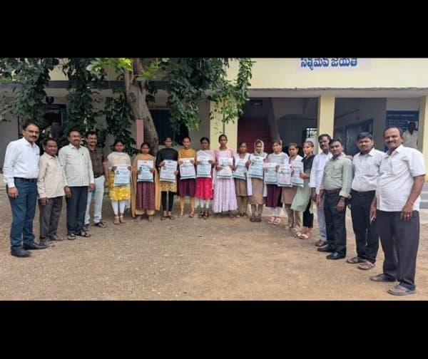 ప్రతిభావంతులకు నగదు బహుమతులు