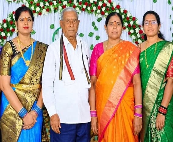 నలుగురు కూతుర్లు టీచర్లే