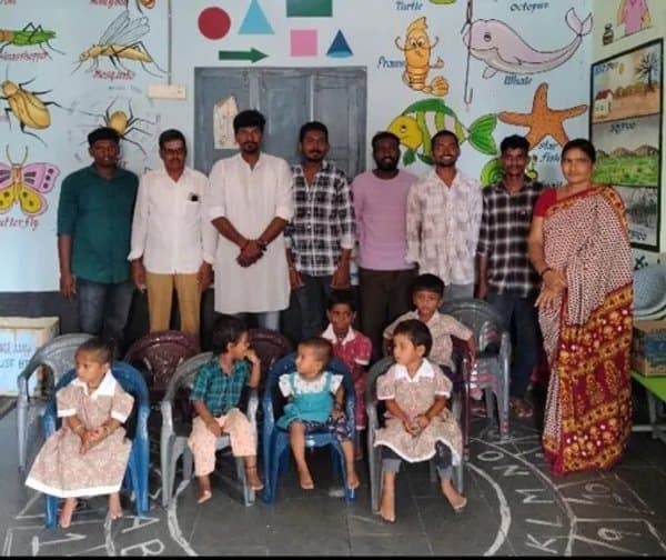 అంగన్‌వాడీకి కుర్చీల విరాళం