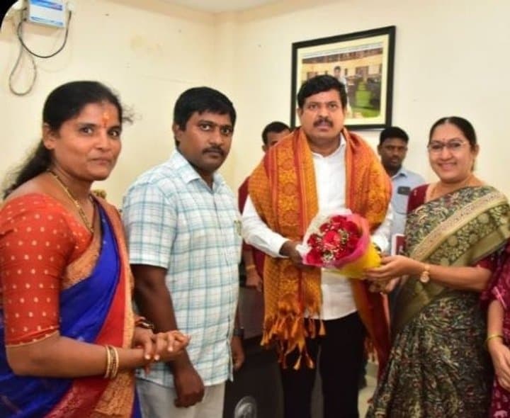 ఎమ్మెల్యే మనోహర్ రెడ్డిని కలిసిన ఆర్టీసీ అధికారులు