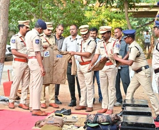 పోచంపల్లి పోలీస్‌ స్టేషన్‌ను తనిఖీ చేసిన డీఐజీ, ఎస్పీ