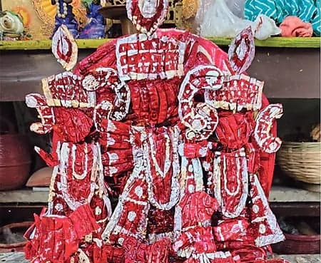 ఎండుమిర్చితో దుర్గాదేవి విగ్రహం