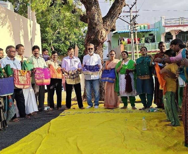 ప్లాస్టిక్‌ తగ్గింపుపై అవగాహన.. సంచుల పంపిణీ