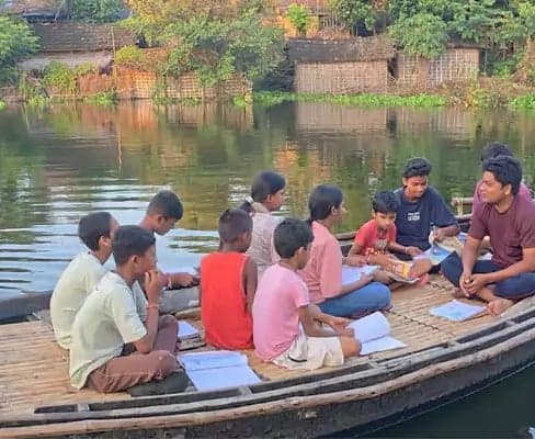 బోటునే బడిగా మార్చి.. పాఠాలు - Udayam