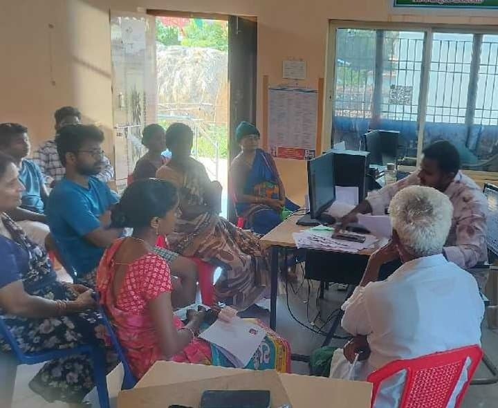 కొత్త పెన్షన్ల దరఖాస్తులకు సచివాలయాల వద్ద రద్దీ - Udayam