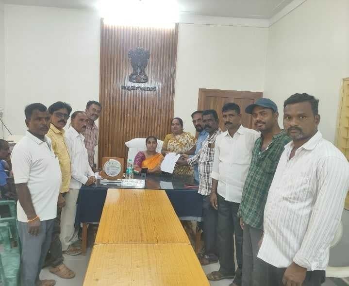 రేషన్ డీలర్ల సమస్యలు పరిష్కరించాలని వినతి - Udayam