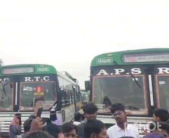 బురకాయలకోటలో బస్సుల కోసం విద్యార్థుల ధర్నా - Udayam