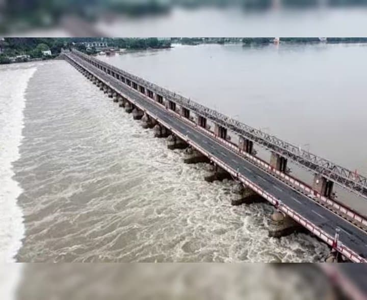 భద్రాచలం వద్ద తగ్గుతున్న గోదావరి వరద