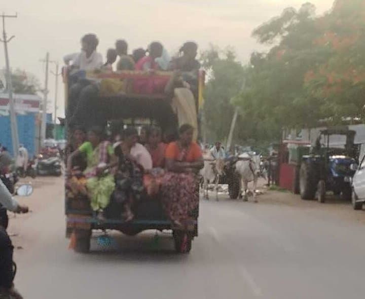 ట్రాలీల్లో పరిమితికి మించి ప్రయాణం