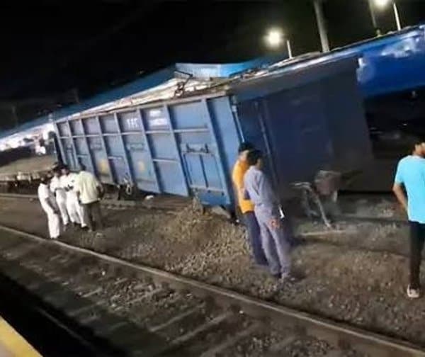 తుని వద్ద పట్టాలు తప్పిన గూడ్స్ రైలు
