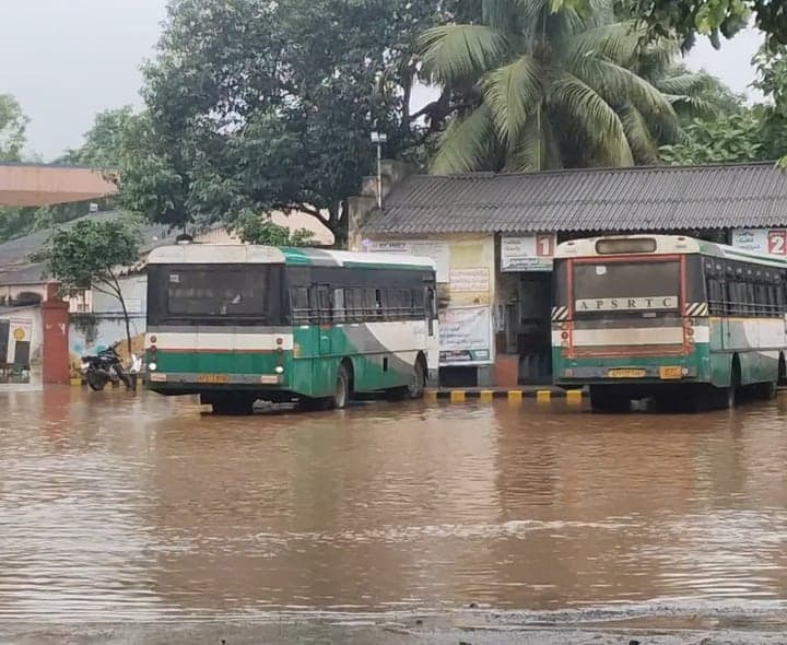 నిడదవోలు ఆర్టీసీ కాంప్లెక్స్‌ నీటిమయం - Udayam