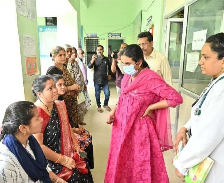గూడూరు PHCని ఆకస్మికంగా తనిఖీ చేసిన కలెక్టర్ - Udayam
