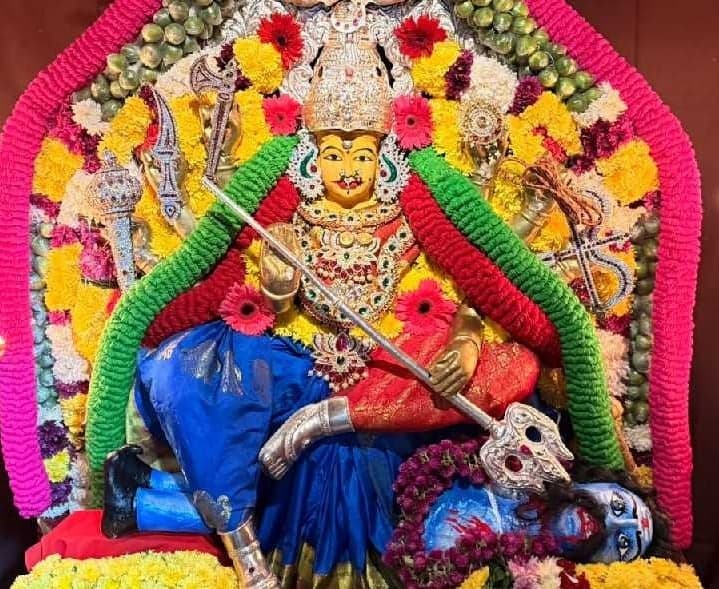మహిషాసుర మర్దినిగా విజయ దుర్గమ్మ దర్శనం - Udayam