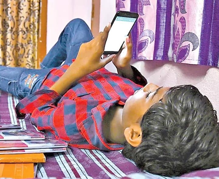 సోషల్‌ మీడియా పరిచయాలతో మోసాలు  - Udayam
