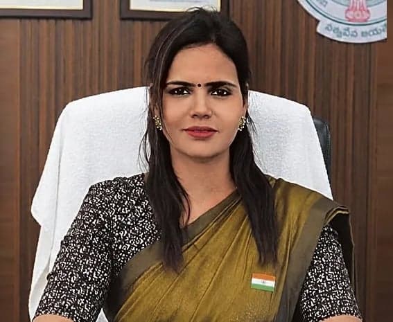 కృష్ణా జెడ్పీ సీఈవో అరుణ బదిలీ.. శ్రీహరి నియామకం - Udayam