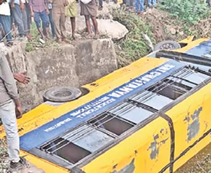 కాలువలోకి దూసుకెళ్లిన పాఠశాల బస్సు