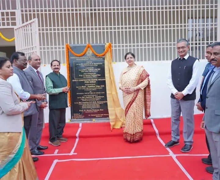 మహిళలు మార్గదర్శకులు కావాలి