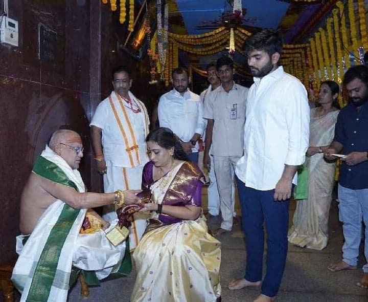ఇంద్రకీలాద్రిపై అమ్మవారిని దర్శించిన హోంమంత్రి