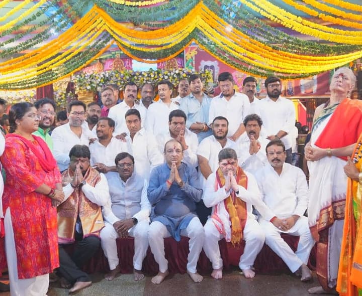 మహంకాళి అమ్మవారిని దర్శించుకున్న మంత్రి పొన్నం - gallery image 2