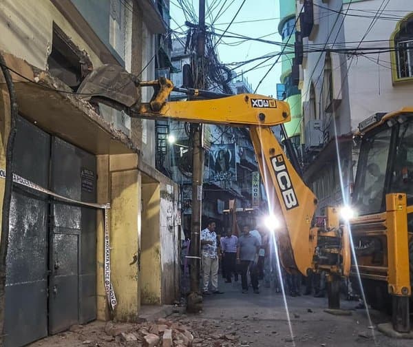 బెంగాల్‌లో బుల్డోజర్లతో కూల్చివేతలు
