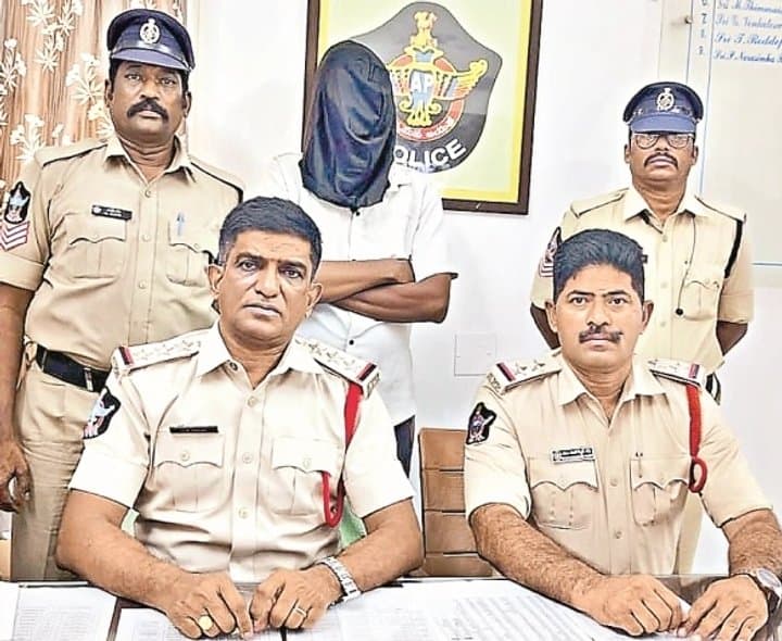 నానమ్మకే టోకరా ఇచ్చిన మనవడు - Udayam Digital