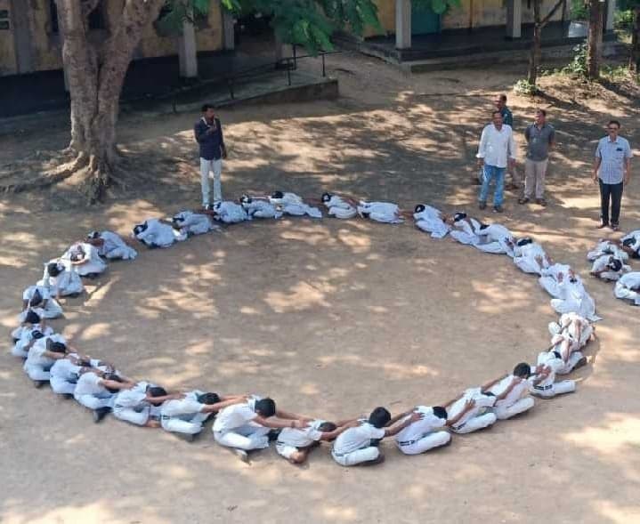బాలేరులో విద్యార్థుల వినూత్న ప్రదర్శన - Udayam
