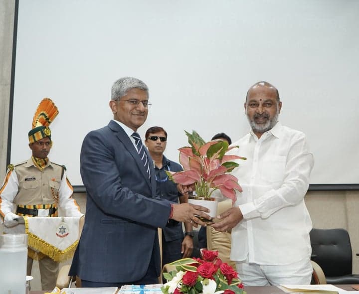 మహిళా జైలు అధికారులకు ప్రత్యేక శిక్షణ అవసరం: బండి - gallery image 3