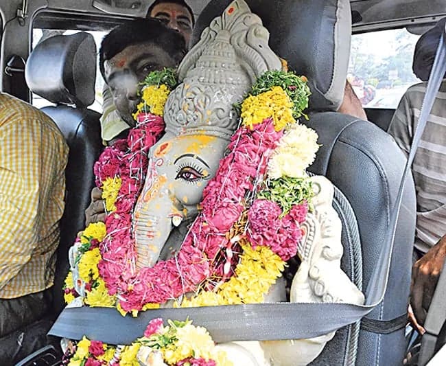 సీటు బెల్టుతో బుజ్జి గణేశుడు - Udayam