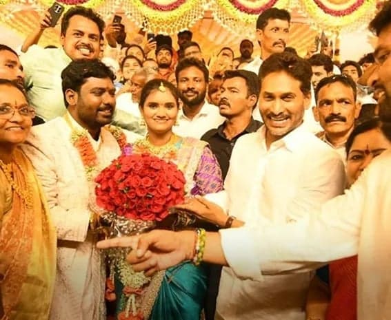 భోగాపురంలో వివాహ వేడుకకు హాజరైన వైఎస్‌ జగన్‌