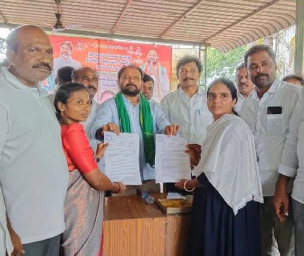 ఆయాలకు నియామక పత్రాల అందజేత