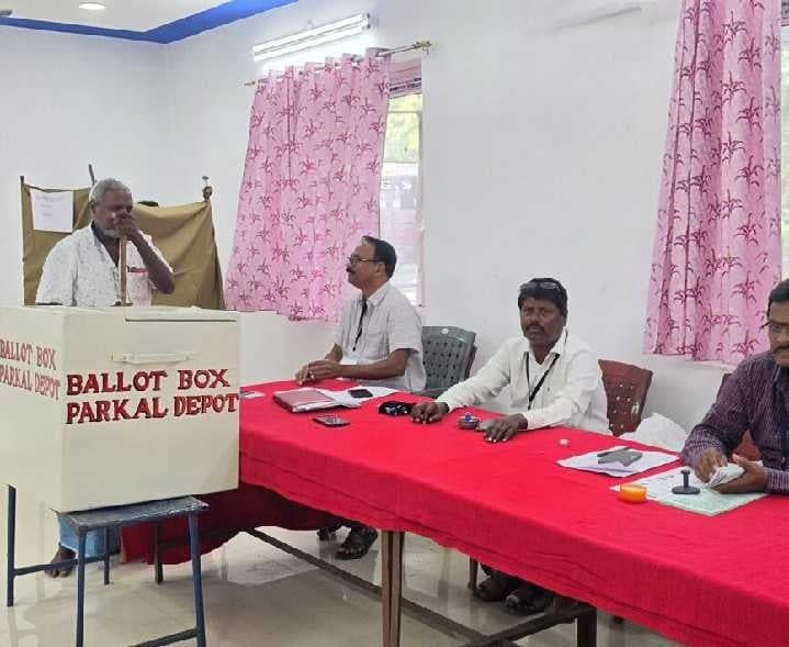 పరకాల ఆర్టీసీ డిపోలో ఎన్నికల పోలింగ్ - Udayam