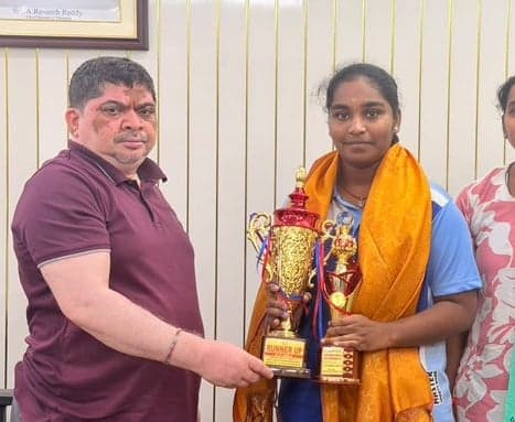 చెస్ క్రీడాకారిణికి పొన్నం సత్కారం