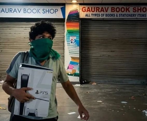 యూఎల్‌పీ మాల్‌లో భారీ దోపిడీ