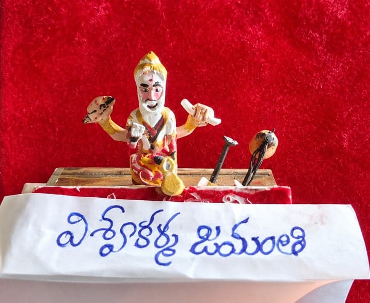 అంగుళం సుద్దముక్కపై విశ్వకర్మ ప్రతిమ