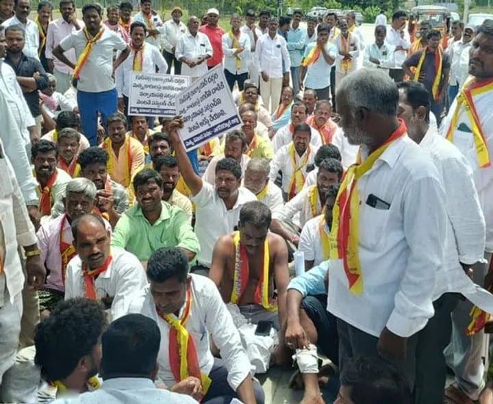 సర్పంచ్‌పై చర్యలకు మత్స్యకారుల ధర్నా