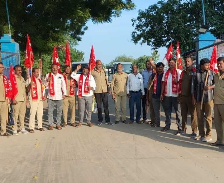 డ్యూటీలు తగ్గించాలని కార్మికుల డిమాండ్ - Udayam